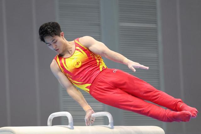 共同进步！体操选手团体比赛中合作愈发默契的简单介绍