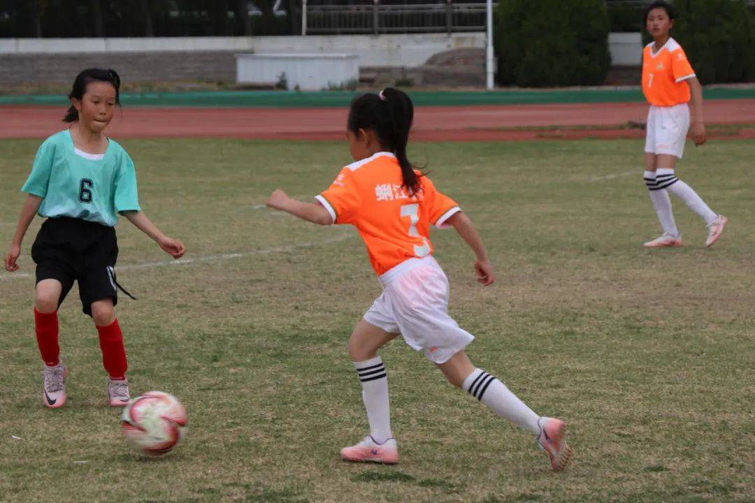 包含足球球场传佳音，球员姿态英勇奋勇攻楼震憾的词条