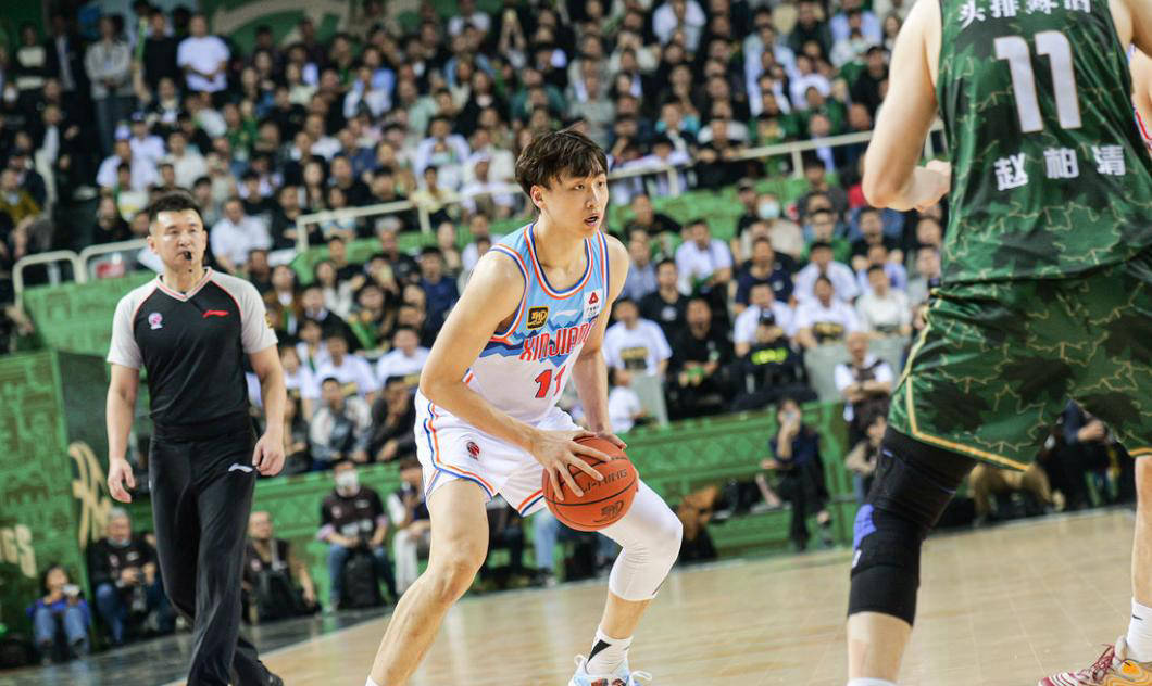 包含球队首发球员遭遇伤病困扰，备战面临挑战的词条